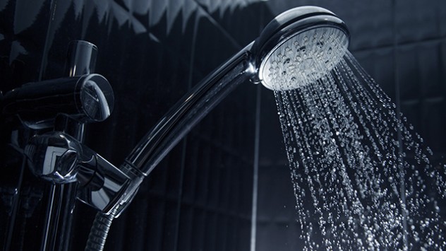 Kurzes duschen statt des Vollbads schont also den Geldbeutel - und das Klima.