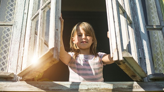 Kurzes Stoßlüften reicht völlig, um stickige Raumluft auszutauschen.