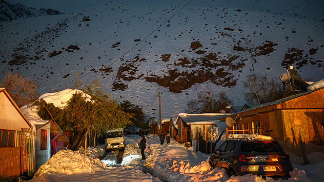 Verschneite Häuser und Fahrzeuge in Alto del Carmen im Norden Chiles. Ein schwerer Wintersturm hat große Schneemengen gebracht und die Region stark getroffen.
