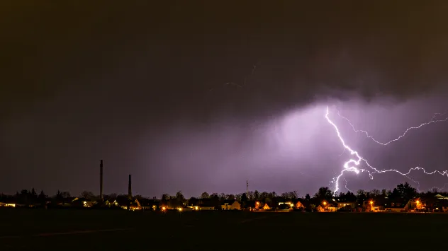 Blitzspektakel am Abendhimmel über Teltow