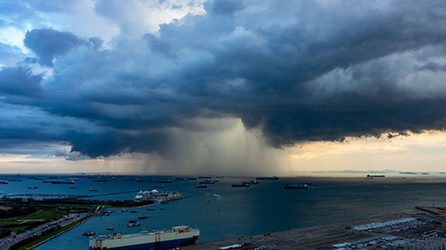 Schauer mit Regenvorhang an der Küste.
