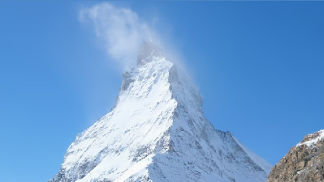 Berg mit Schneefahne und Bannerwolke