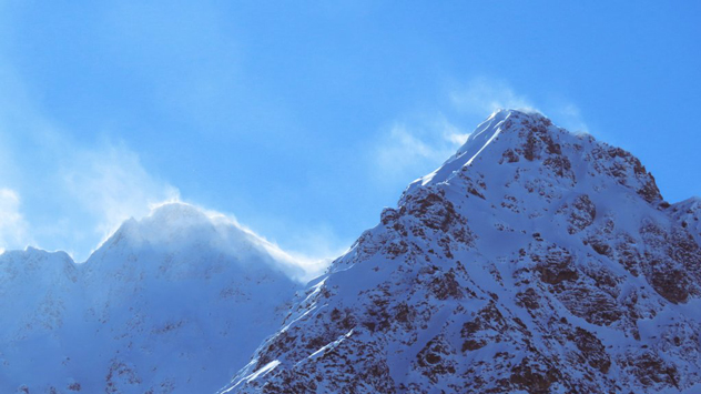 Berge mit Schneefahnen