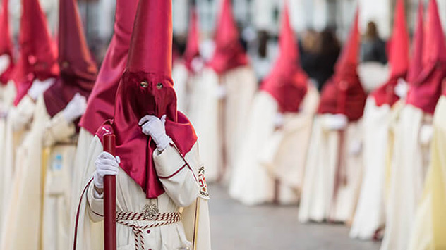 In Spanien ziehen die Menschen in der Karwoche mit Kapuzen vermummt zu Hunderten durch die Straßen. 