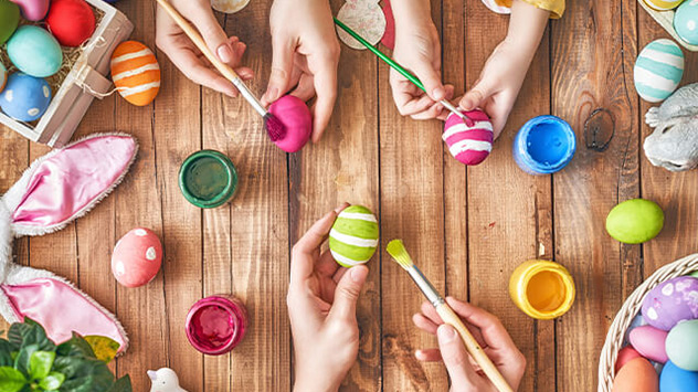 Vom Osterhasen über Eierwerfen und Eiermalen bis hin zum Osterfeuer: Nicht nur in Deutschland gibt es zahlreiche Osterbräuche.