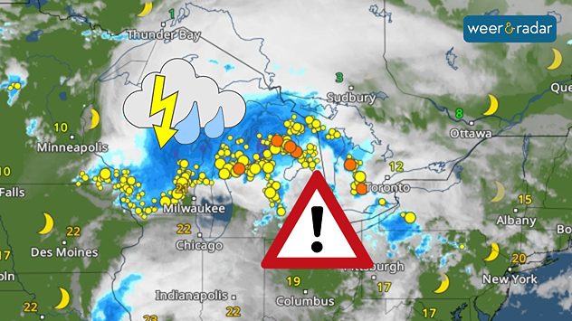 Regen en zwaar onweer is te zien op de WeerRadar boven het noorden van de VS. Een icoon van zwaar onweer is ingetekend. Een waarschuwingsbord met uitroepteken ook.