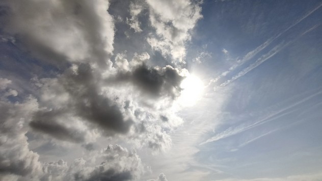Ciel partagé de nuages et d'éclaircies