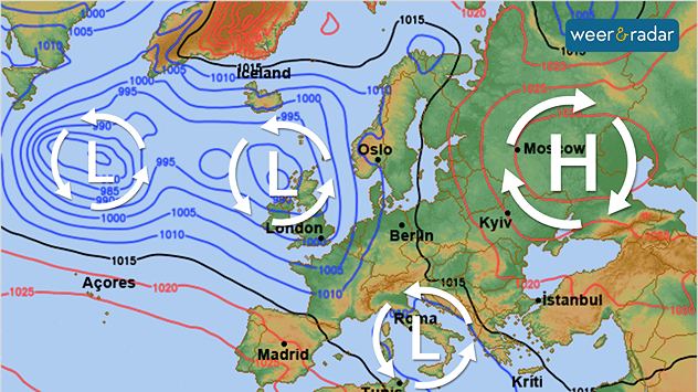 Europese weerkaart met lagedrukgebieden, hogedrukgebieden en wolken-/regensymbolen. Midden-Europa gedeeltelijk zonnig, in het westen en zuiden wisselvallig.