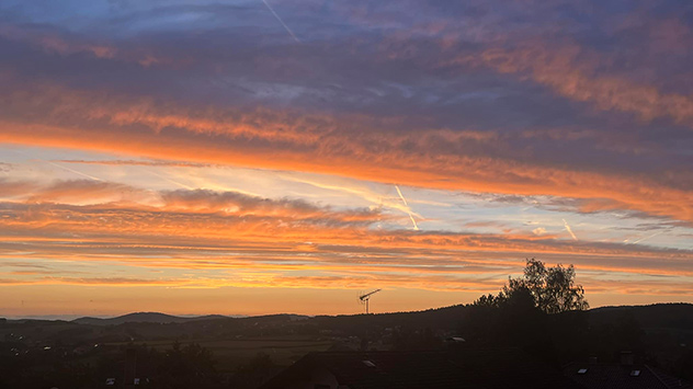 orange Wolken und blauer Himmel