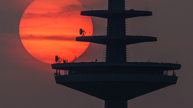 Fernsehturm in Münster vor leuchtend roter Sonne