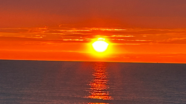 Sonne geht über der polnischen Ostsee unter - Himmel leuchtet rot