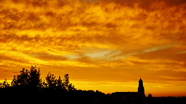 In Dresden erscheint der Himmel im Licht der untergehenden Sonne leuchtend gelb. 