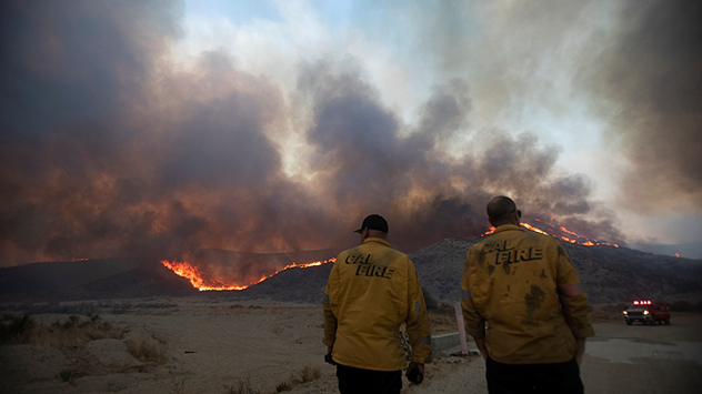 Dichter Rauch liegt in den Gebieten nördlich von L.A.. Dort brennen ganze Hügelketten.