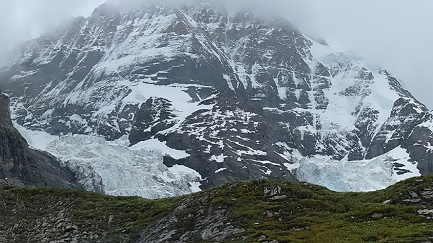 Steiler Berg mit Eis an den Wänden