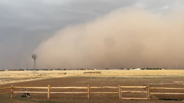 Watch: Severe thunderstorms unleash a massive dust storm in Texas ...