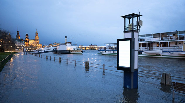 Die Hochwasserlage hat sich in Teilen Sachsens verschärft. In Dresden ist das Terrassenufer bereits überflutet.