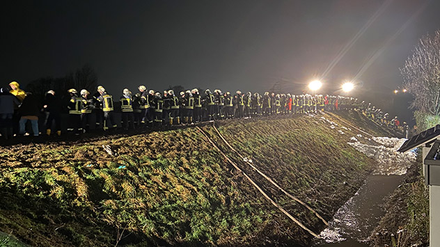 Im westfälischen Hamm platzieren Einsatzkräfte und Anwohner Tausende Sandsäcke an der Ahse, um einen möglichen Deichbruch zu verhindern. 