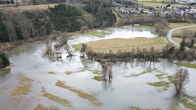 Der sonst eher gemächliche Fluss Wisenta im Süden Thüringens hat die Felder drumherum in eine Teichlandschaft verwandelt.