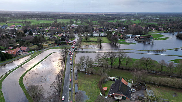 Blick auf das Hochwasser in Langholt: Die Wassermassen kommen den Gebäuden immer näher.