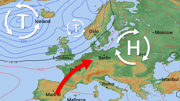 Wetterkarte von Europa mit Hoch über Osteuropa und Tief bei Island. Roter Pfeil zeigt Warmluftströmung nach Deutschland.