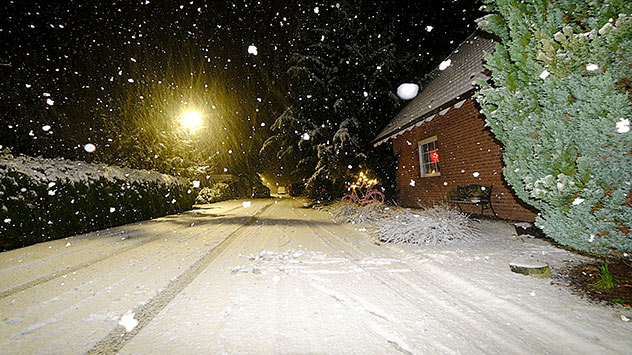 Schneefall in Siedlung