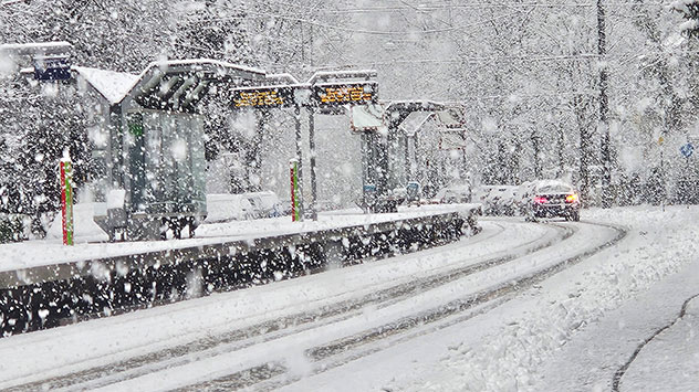 Bahnhaltestelle im Schnee