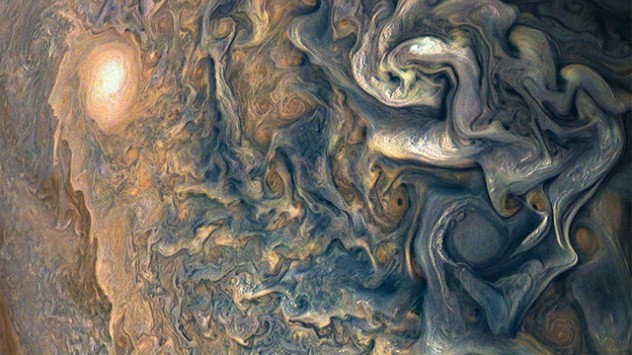 Dabei werden auch die Wolkentürme der Gewitter mit über 50 Kilometer Höhe weitaus mächtiger als auf der Erde.