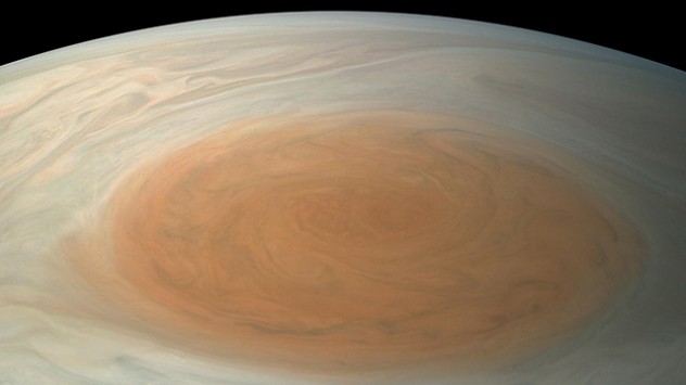 Nahaufnahmen der Raumsonde JUNO zeigen die feinen, spiraligen Strukturen der Wolken des Großen Roten Flecks.