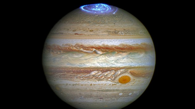 Obwohl Jupiter mehr als fünfmal so weit von der Sonne entfernt ist wie die Erde, können heftige Sonnenstürme starke Polarlichter entfachen. 