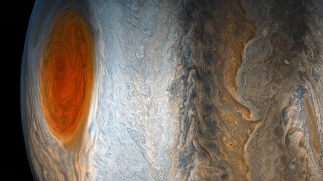 Eines seiner auffälligsten Merkmale ist der von Astronomen bereits vor mehr als 350 Jahren entdeckte Große Rote Fleck. 