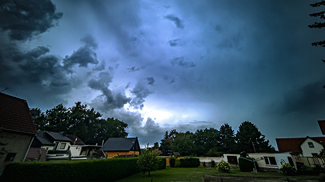 Auch in Zörbig im Landkreis Anhalt-Bitterfeld verdunkelt sich der Himmel bedrohlich. 