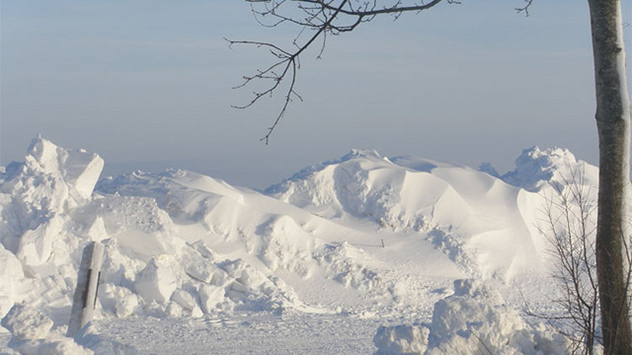 Groß Wittensee in Schleswig-Holstein präsentiert sich am ersten Weihnachtsfeiertag mit tollem Pulverschnee noch dazu herrlich sonnig.