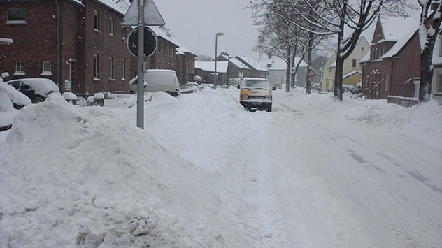 Selbst im Ruhrgebiet türmen sich an Weihnachten 2010 Schneeberge auf.
