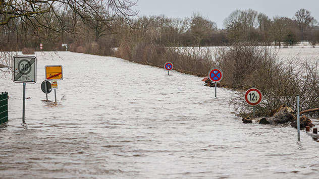 Das Hochwasser der Weser hat in Achim-Baden eine Straße durch die Marsch überspült.