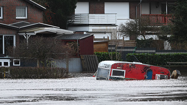 In Haren an der Ems sieht die Lage nicht besser aus. Ein Wohnwagen steht im Wasser.