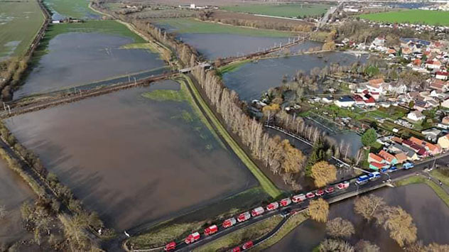 Oberröblingen unweit der Talsperre Kelbra im Süden Sachsen-Anhalts liegt im Tal und läuft durch das Hochwasser der Helme zusehends voll. 