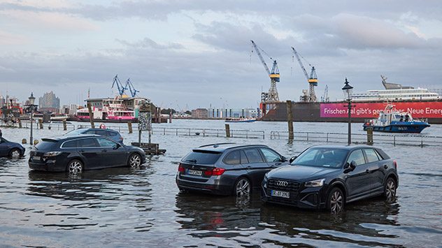 Überschwemmte Parkplätze an der Elbe bei einer leichten Sturmflut.