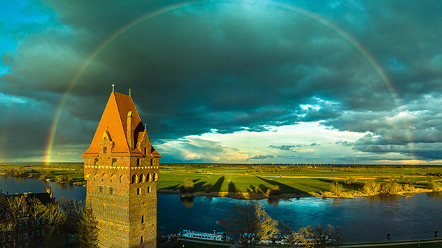 © Jens Ernst Ein Regenbogen spannt sich über das Elbtal in Tangermünde auf.