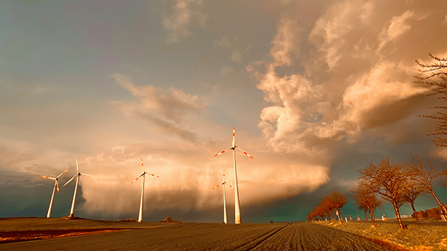 © Ronny Leseberg Die untergehende Sonne leuchtet eine abziehende Schauerwolke rot-golden an.