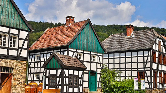 © Tobias Arhelger/Shutterstock.com Eingebettet in eine idyllische Wald- und Wiesenlandschaft, bietet das LWL-Freilichtmuseum in Hagen nicht nur Handwerks- und Technikgeschichte, sondern auch Platz für Erholung.