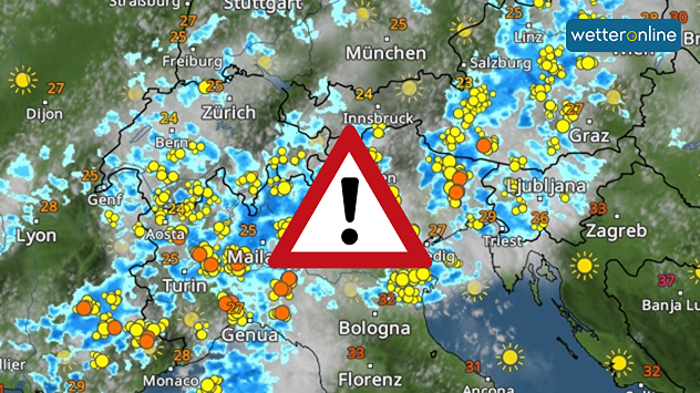 Meteorologická mapa s četnými bouřkami a blesky nad severní Itálií a alpským regionem.