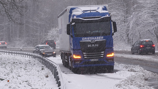 Festhängender Lastwagen im Schnee