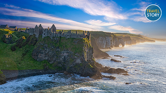 Dunluce Castle auf den Klippen der Causeway Coast in Nordirland.