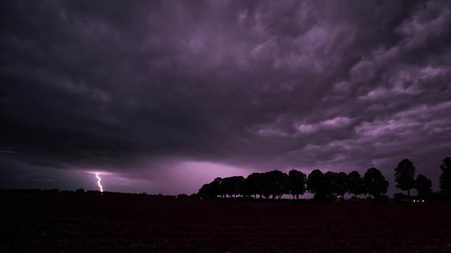Für kurze Zeit flackert es am Horizont in Datteln im nördlichen Ruhrgebiet.