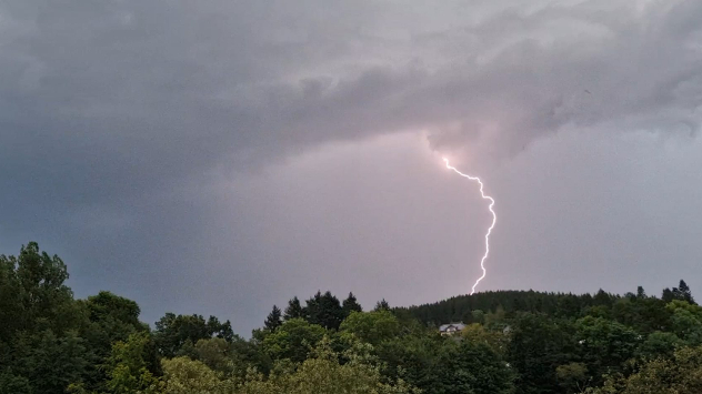 Ein kräftiges Gewitter zieht in Schleiden in der Eifel auf.