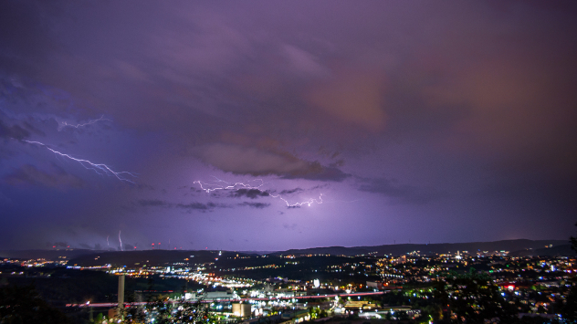 Blitze erhellen den Nachthimmel über Hagen am Rande des Sauerlands.