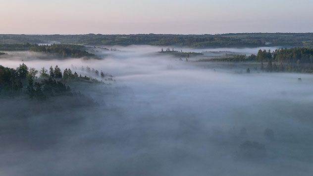 Durch die vielen Regengüsse ist die Luft morgens feucht und in Tälern bildet sich Nebel.