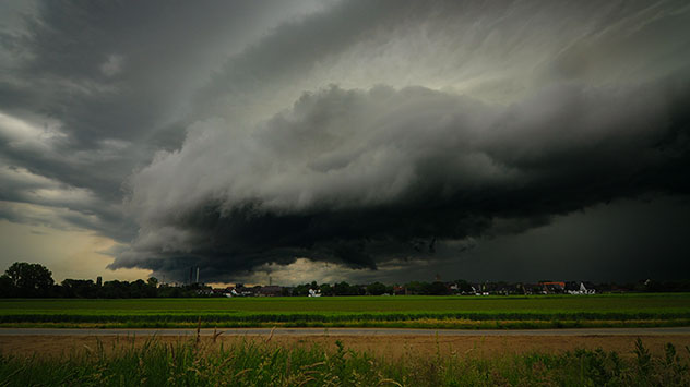 Zwischen Duisburg und Krefeld verdunkelt ein mächtiges Gewitter den Himmel.