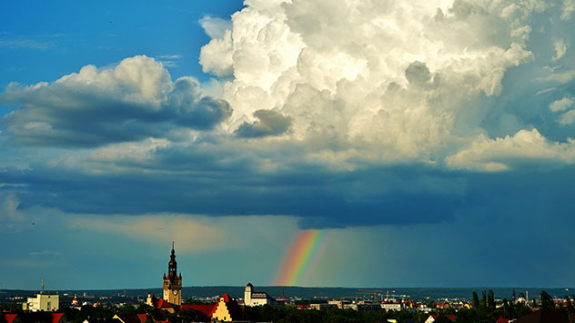 Ein Regenbogen erscheint unter einer Gewitterwolke in Dresden. 
