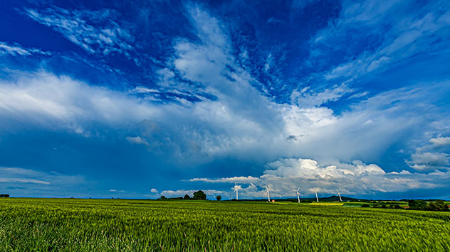 Anschließend wird das Wetter zunehmend wechselhafter. Wolkentürme sind am Horizont zusehen.